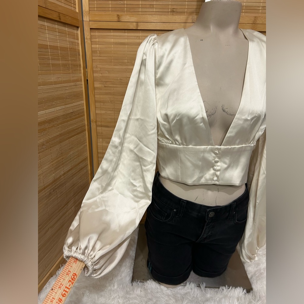 Meshki cream satin cropped blouse puff sleeves button up v-neck top shirt large - Picture 3 of 9